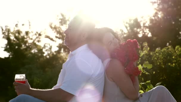 成熟的夫妇在一个野餐日期在园丁 — 图库视频影像