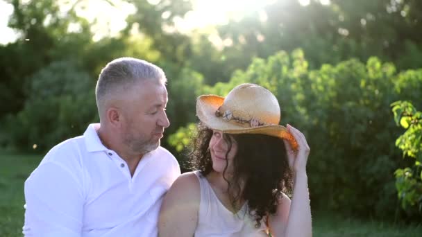 Reifes Paar bei einem Picknick-Date im Garten — Stockvideo