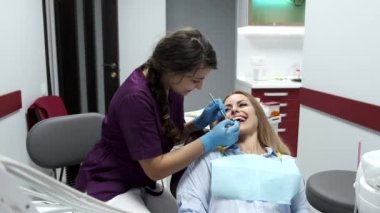 kadın onu yıllık temizlik için diş hekimi ziyaret