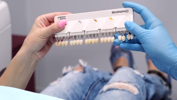 Ferramentas dentárias sendo usadas no dentista — Vídeo de Stock