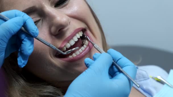 Kadın onu yıllık temizlik için diş hekimi ziyaret — Stok video
