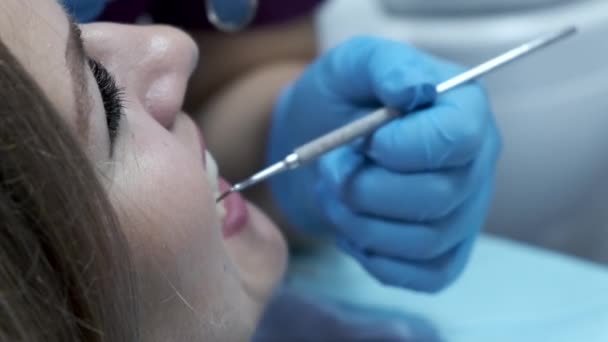 Vrouw een bezoek aan de tandarts voor haar jaarlijkse reiniging — Stockvideo