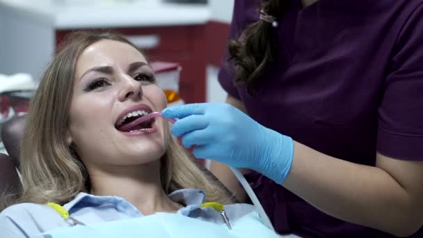 Frau beim Zahnarzt für ihre jährliche Reinigung — Stockvideo