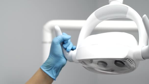 Ferramentas dentárias sendo usadas no dentista — Vídeo de Stock