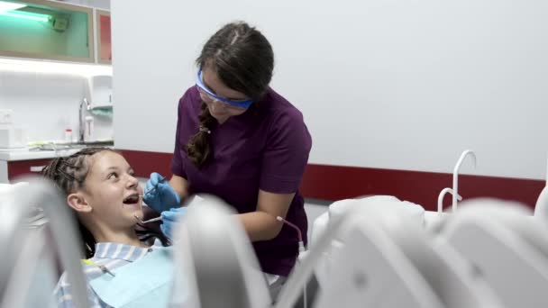 Niño pequeño en el dentista para su primera visita dental — Vídeos de Stock