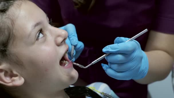 Bambino dal dentista per la sua prima visita dentale — Video Stock