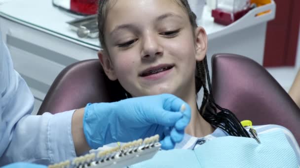 Mladé dítě u zubaře za její zubní návštěvu. — Stock video