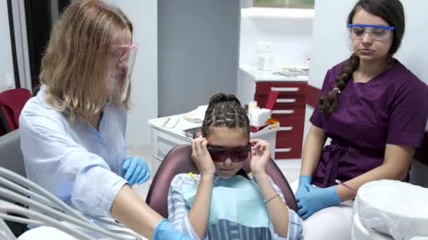Маленький ребенок у стоматолога для ее первый визит стоматолога — стоковое видео