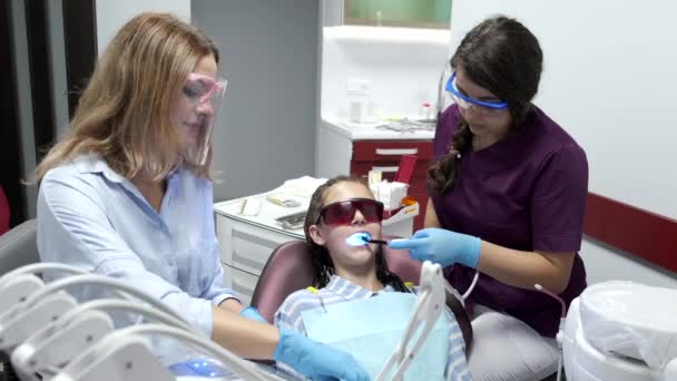 彼女の拳の歯科訪問のための歯科医の若い子供 — ストック動画