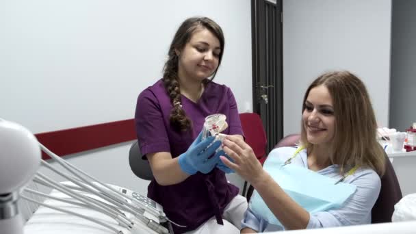 Diş hekimleri ofisinde protez analizi — Stok video