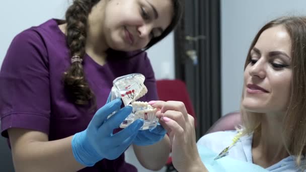 Analizar dentaduras postizas en el consultorio de dentistas — Vídeos de Stock