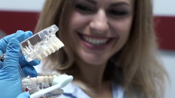 Analizar dentaduras postizas en el consultorio de dentistas — Vídeos de Stock