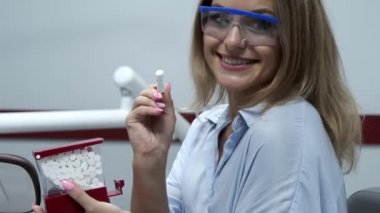 kadın onu yıllık temizlik için diş hekimi ziyaret