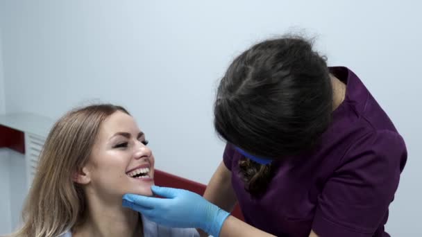 Kobieta odwiedza dentystę za jej roczne sprzątanie — Wideo stockowe