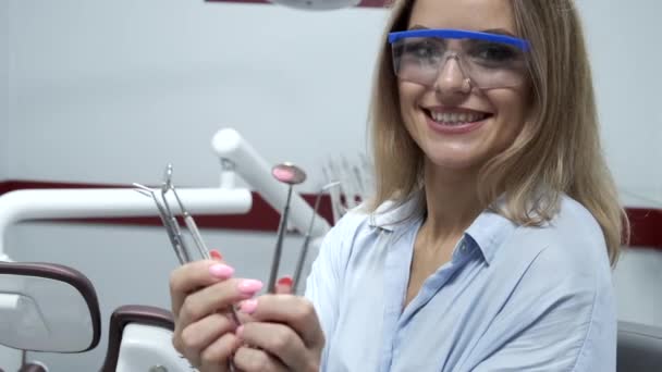 Herramientas dentales que se utilizan en el dentista — Vídeo de stock