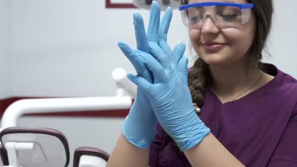 Dental hygienest putting on gloves — Stock Video