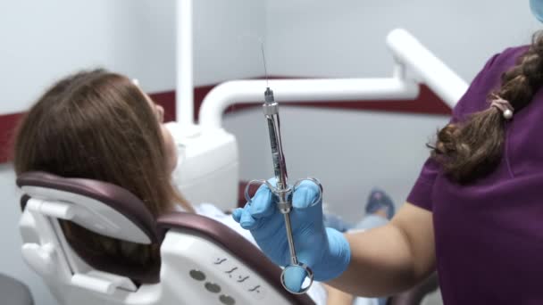 Vrouw een bezoek aan de tandarts voor haar jaarlijkse reiniging — Stockvideo