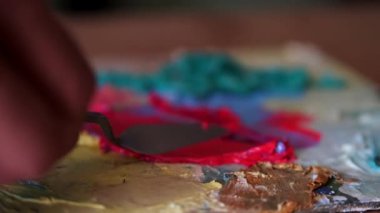 sanatçı karıştırma ve boya karıştırarak boya hazırlanıyor