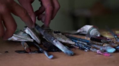 sanatçı seçme ve boya fırçaları bırakarak