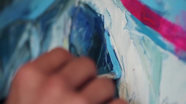 Zaostřená umělcova malby na plátně — Stock video