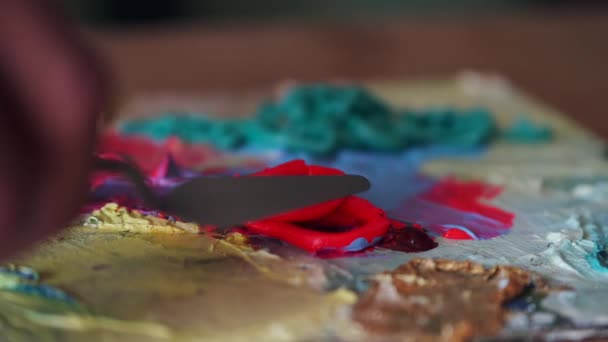 Künstler macht sich bereit, durch Mischen und Mischen von Farbe zu malen — Stockvideo