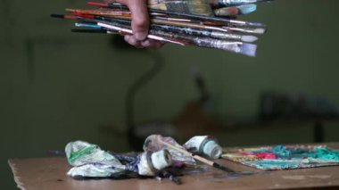 sanatçı seçme ve boya fırçaları bırakarak