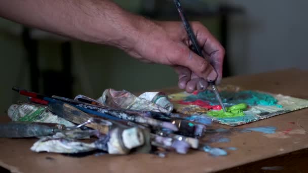 Artista preparándose para pintar mezclando y mezclando pintura — Vídeos de Stock