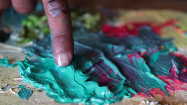 Konstnär gör sig redo att måla genom att blanda och blanda färg — Stockvideo