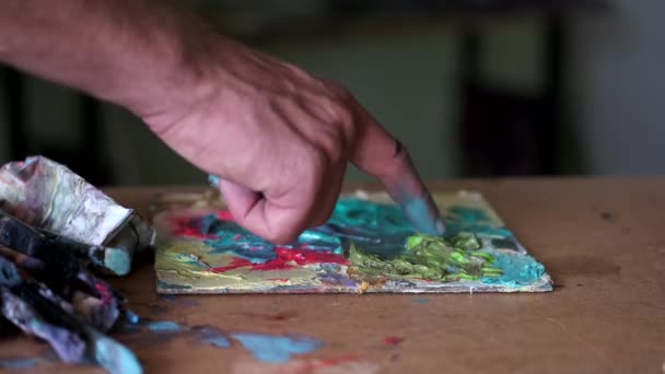 Artista preparándose para pintar mezclando y mezclando pintura — Vídeo de stock