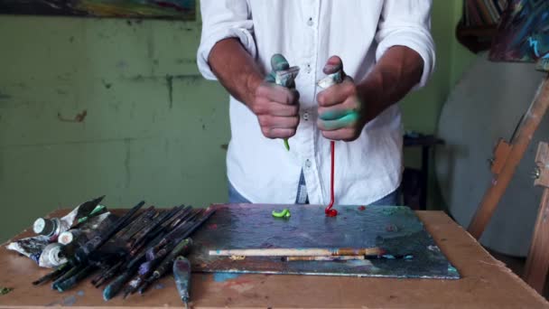 Kunstenaar het klaarmaken om te schilderen door het mengen en mengen van verf — Stockvideo