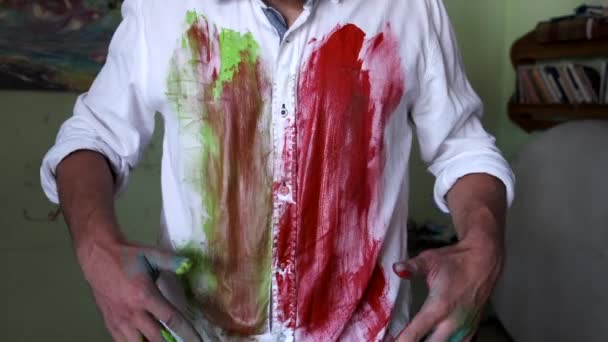 Artiste peint sa chemise avec ses mains — Video