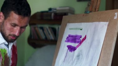 stüdyoda erkek sanatçı boyama