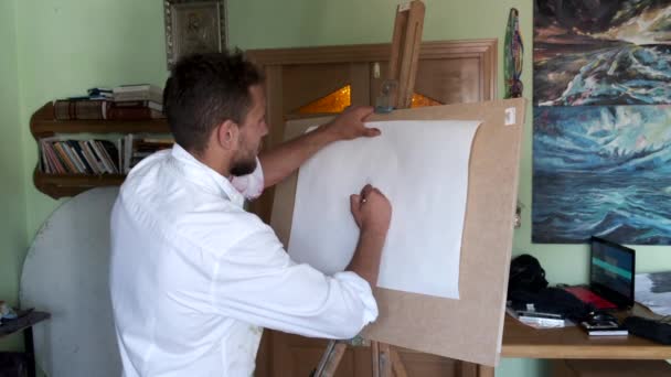 Αρσενικό καλλιτέχνη ζωγραφική στο στούντιο — Αρχείο Βίντεο