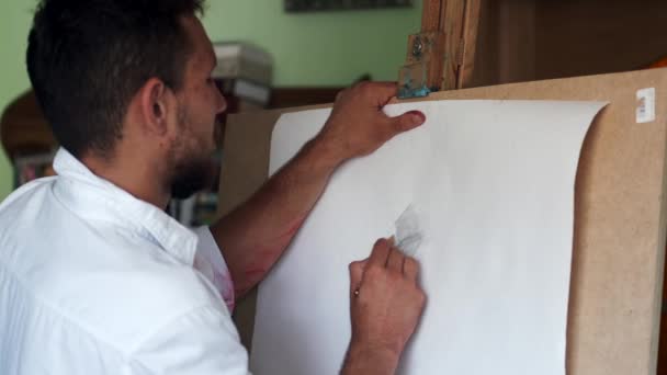 Manlig konstnär målning i studion — Stockvideo