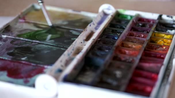 Artist getting ready to paint by mixing and blending paint — Stock Video