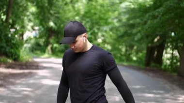 bir egzersiz öncesi germe adam uygun