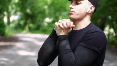 bir egzersiz öncesi germe adam uygun