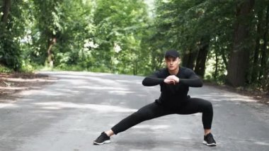 bir egzersiz öncesi germe adam uygun