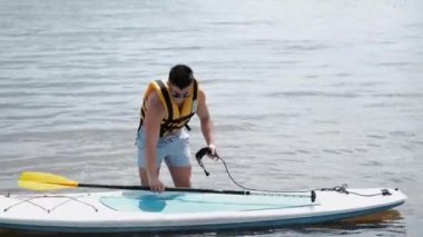 göl üzerinde dışında fit adam paddleboarding