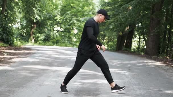 Fit man stretching before a workout — Stock Video