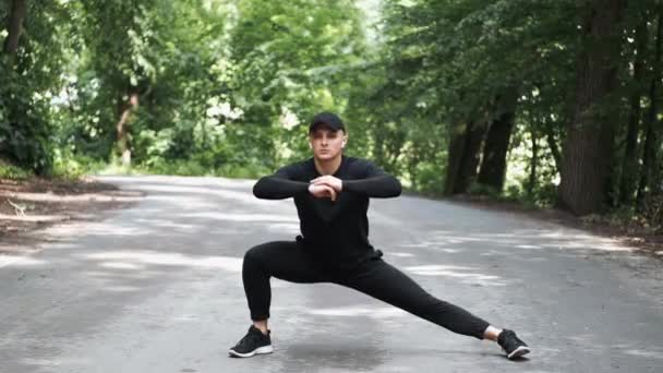 Hombre en forma estirándose antes de un entrenamiento — Vídeo de stock