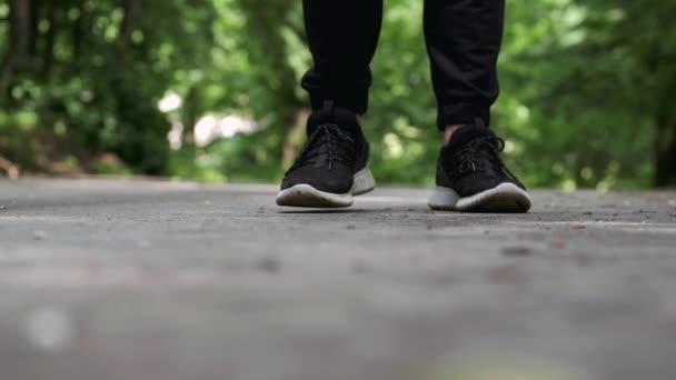 Фитнес-человек, бегущий на улице в парке — стоковое видео