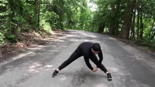 Hombre en forma estirándose antes de un entrenamiento — Vídeo de stock