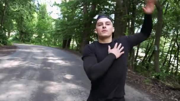 Фитнес-человек, бегущий на улице в парке — стоковое видео