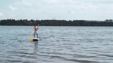 göl üzerinde dışında fit adam paddleboarding