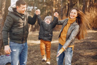 Yaz parkında oynayan sevimli bir aile.