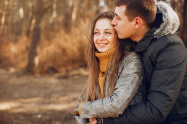 Güzel bir çift yaz parkında vakit geçirir.