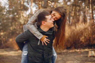 Güzel bir çift yaz parkında vakit geçirir.