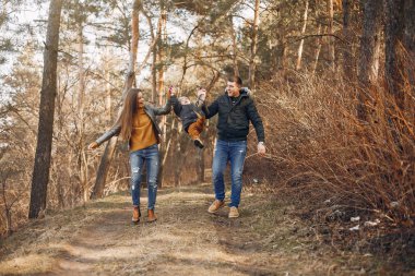 Yaz parkında oynayan sevimli bir aile.