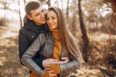 Güzel bir çift yaz parkında vakit geçirir.